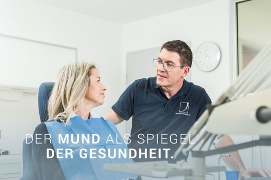 Dr. Wölfel im Gespräch mit einer Patientin