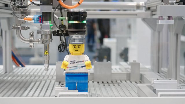 Ein Legomännchen wird am Messestand von Bosch Rexroth zusammengesetzt